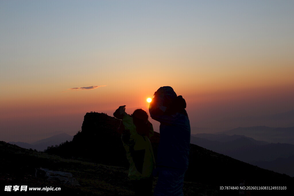 山顶赏日落的人群