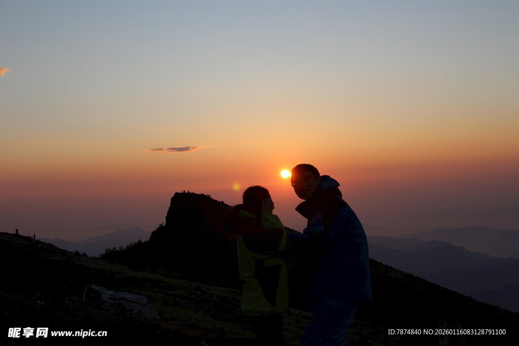 山顶观日落的温馨身影