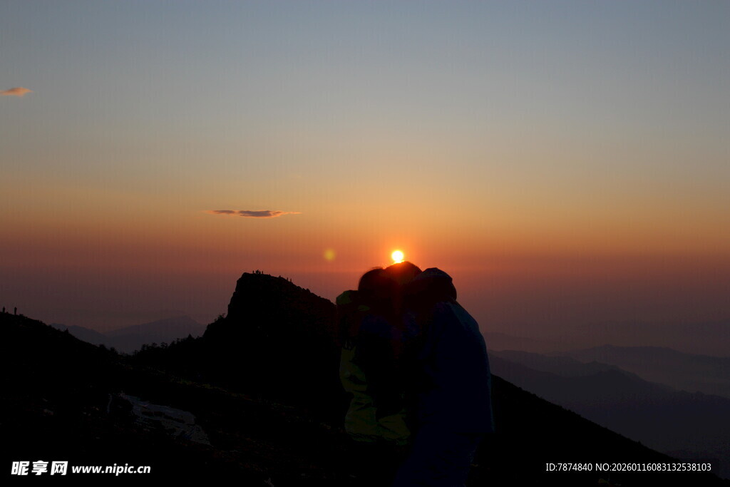 山顶观日出美景