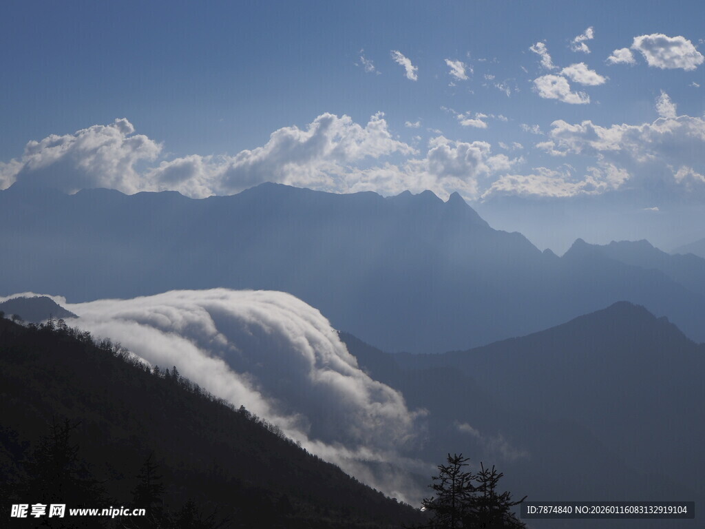 雪山云海壮丽自然景观