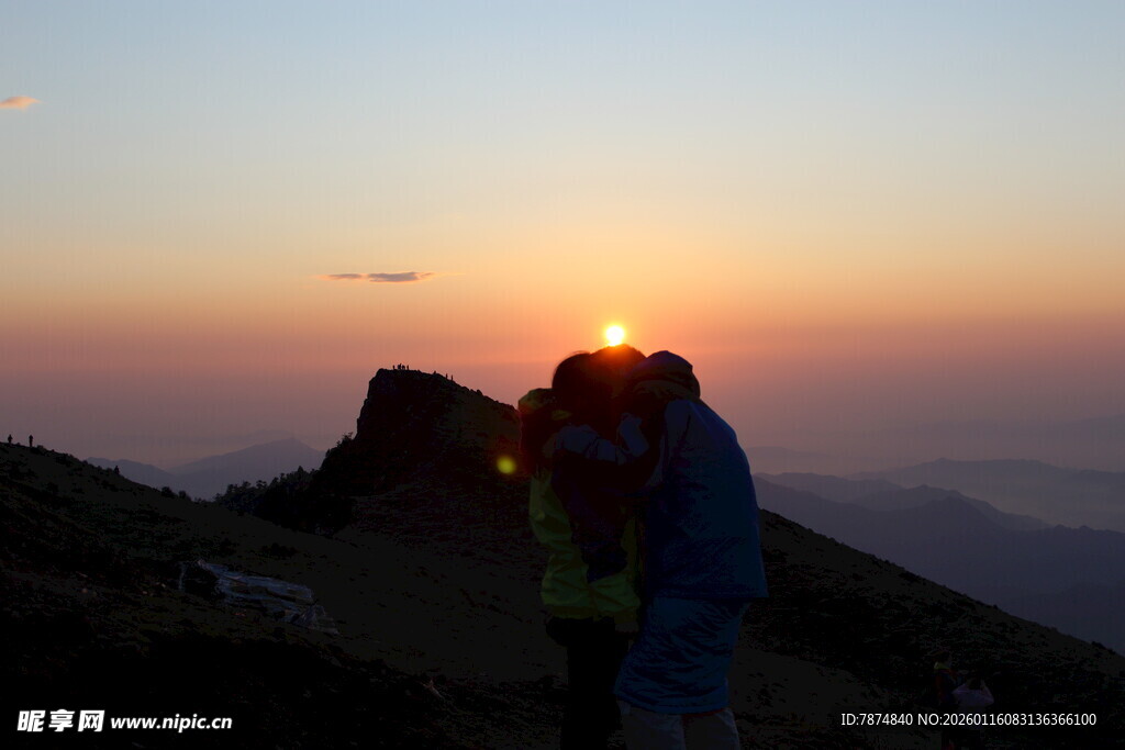 山顶观日出的徒步旅行者