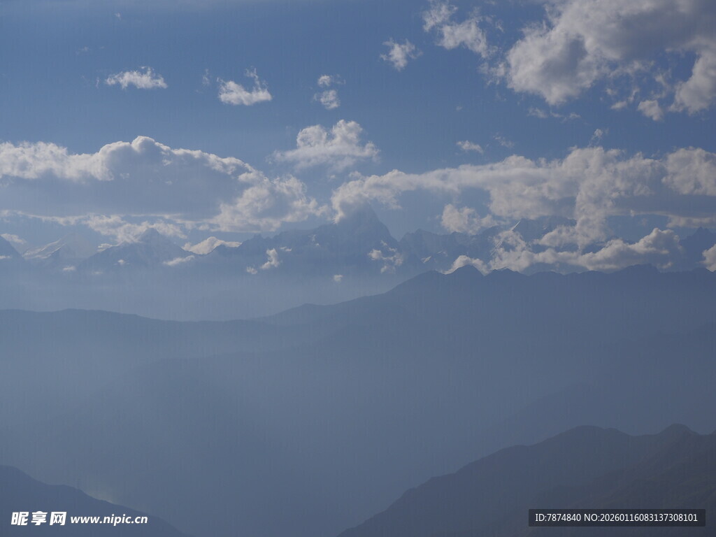 蓝天白云下的朦胧山脉