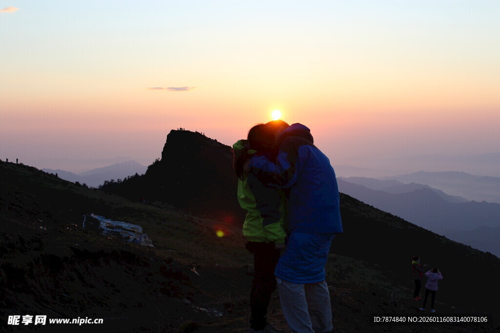 山顶观日落的徒步旅行者