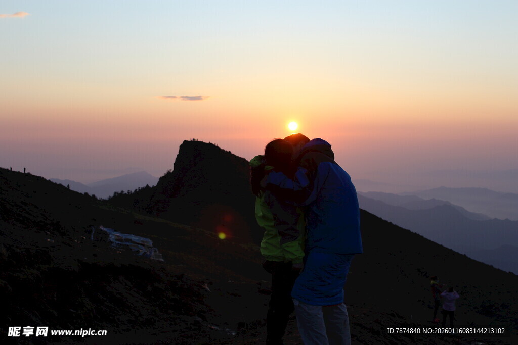 山顶情侣共赏壮丽日落