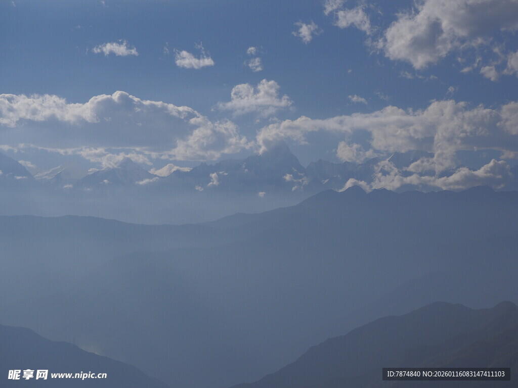 山峦云海间的壮丽景致