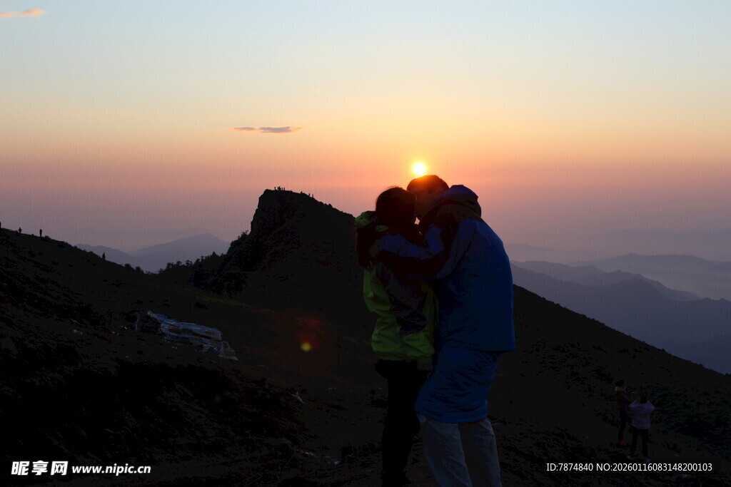 山顶情侣共赏绝美日落
