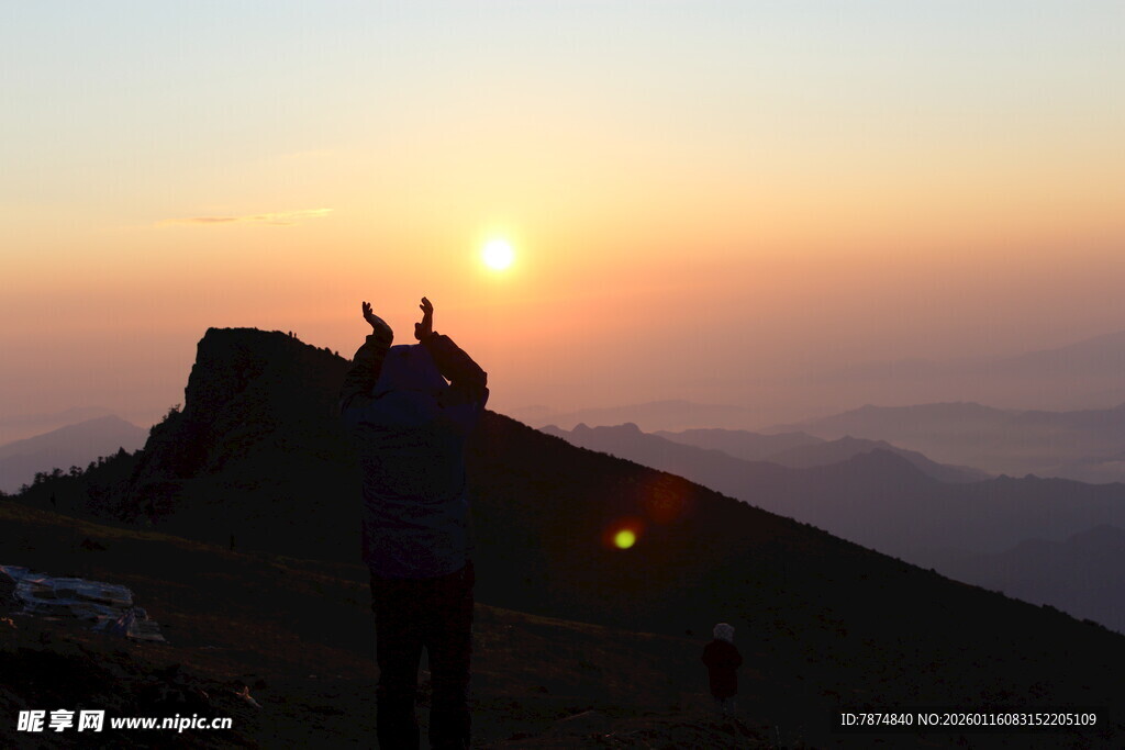山顶观日落美景