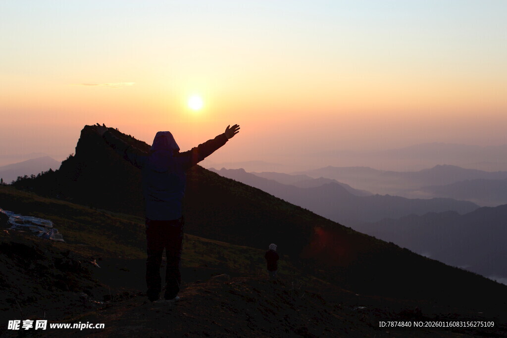山顶迎日出的欢呼身影