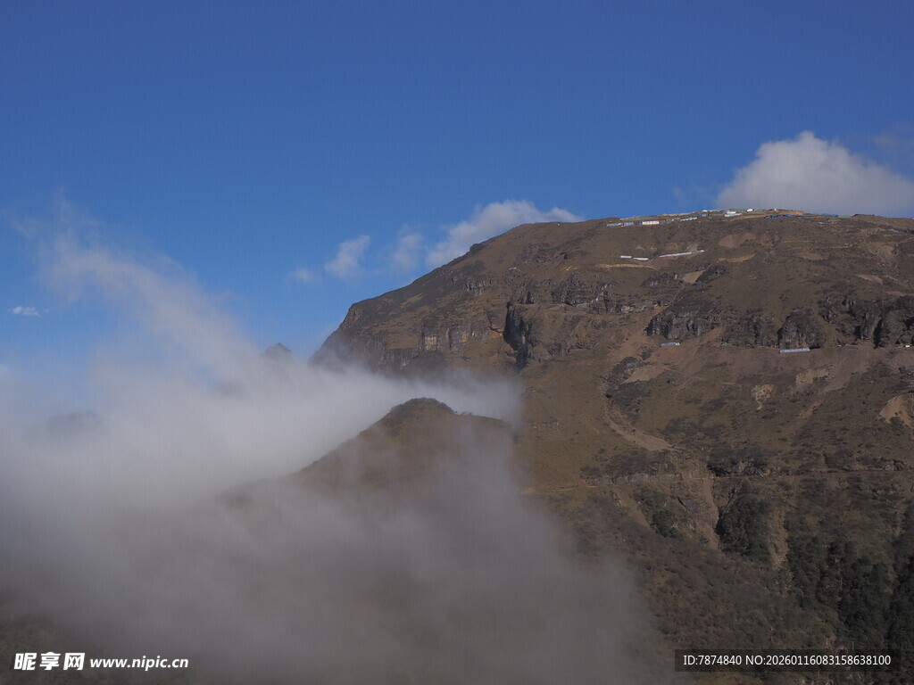 云雾缭绕的巍峨山峰