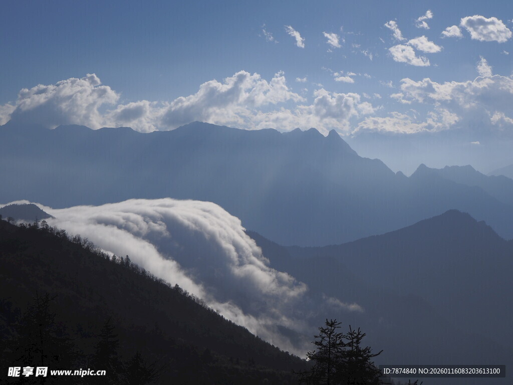壮丽云海环绕巍峨山脉