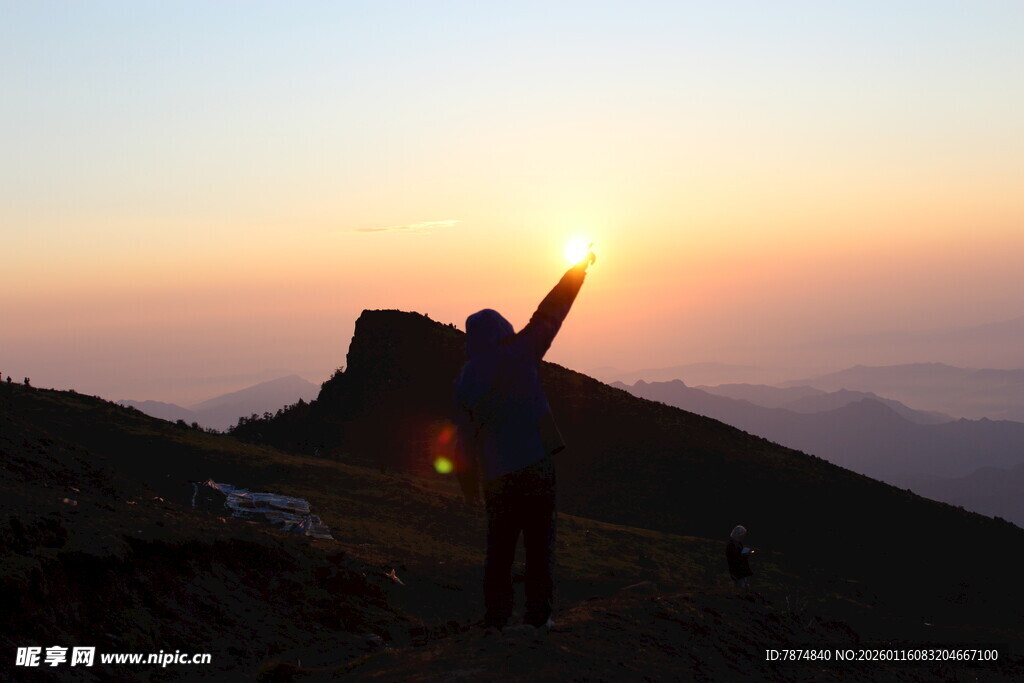 山顶迎日出的欢呼者
