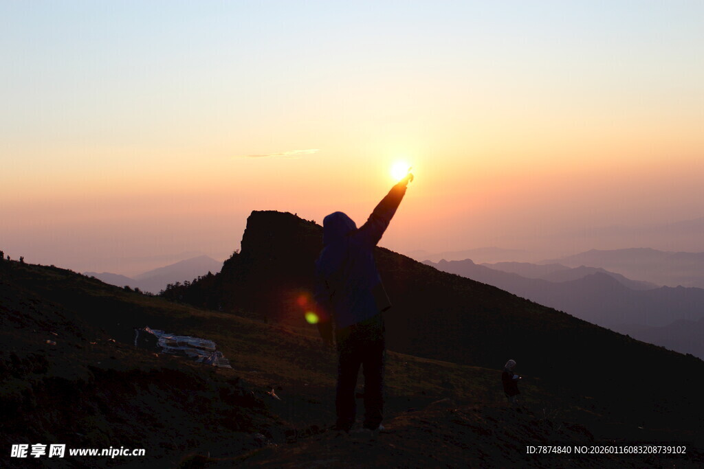 山顶迎日出的欢呼身影