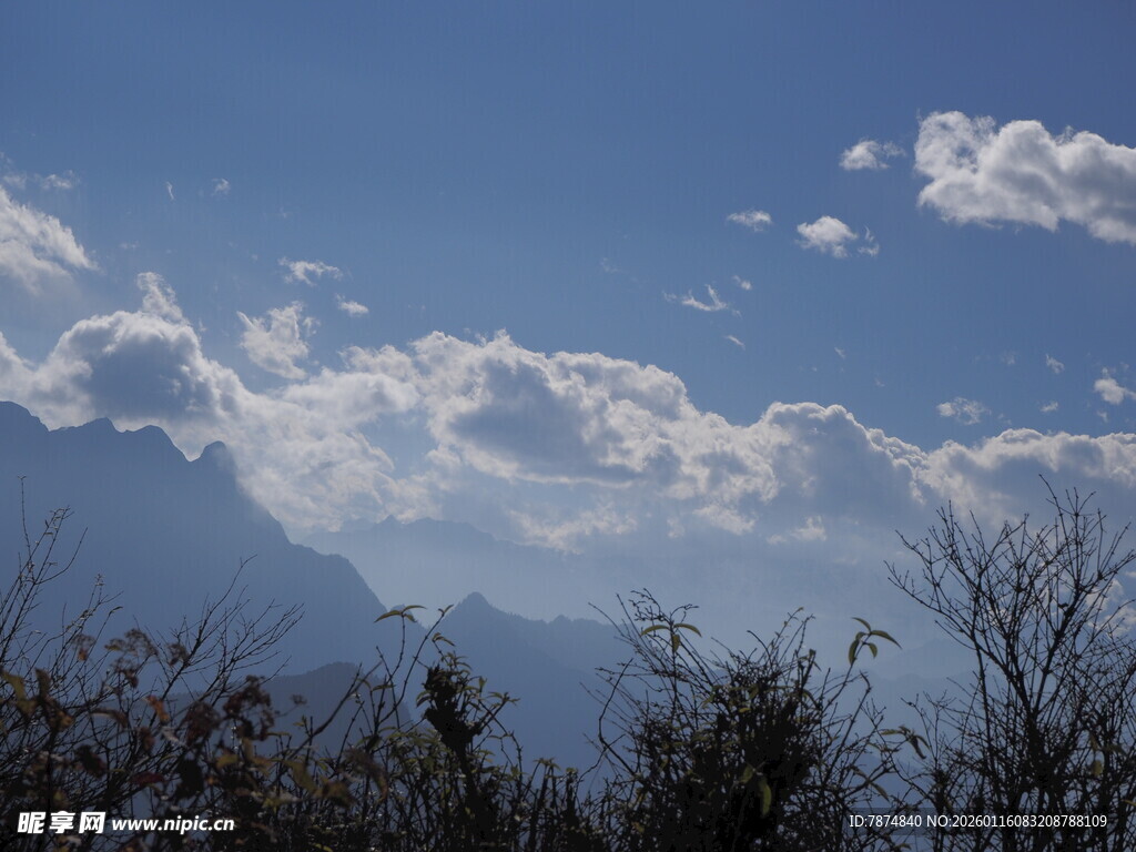 蓝天白云下的山峦景致