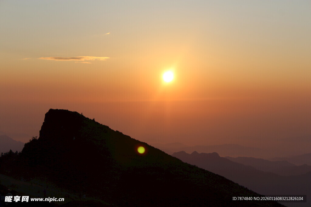 山顶壮丽日出美景