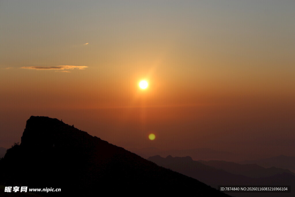 山顶日落美景