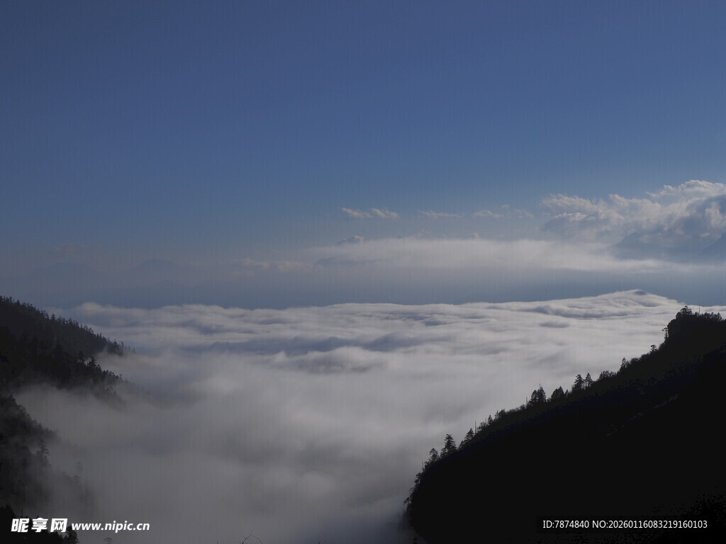 云海漫山间 壮美如画景