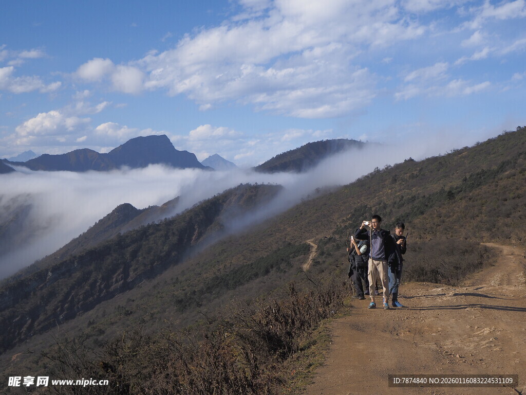 山间骑行者穿行云海之路