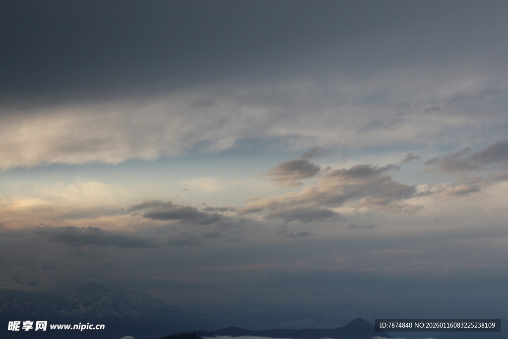 黄昏时分的云海天空
