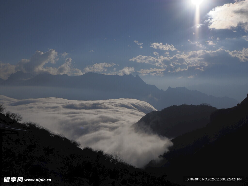 山间云海日出壮丽景观