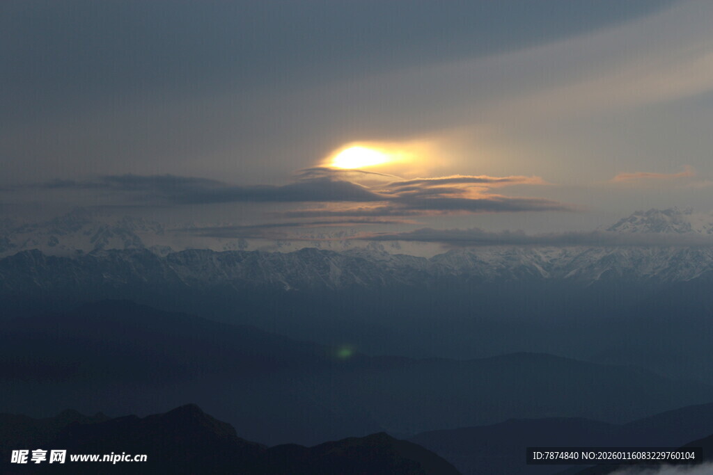 日出云海间壮丽景观