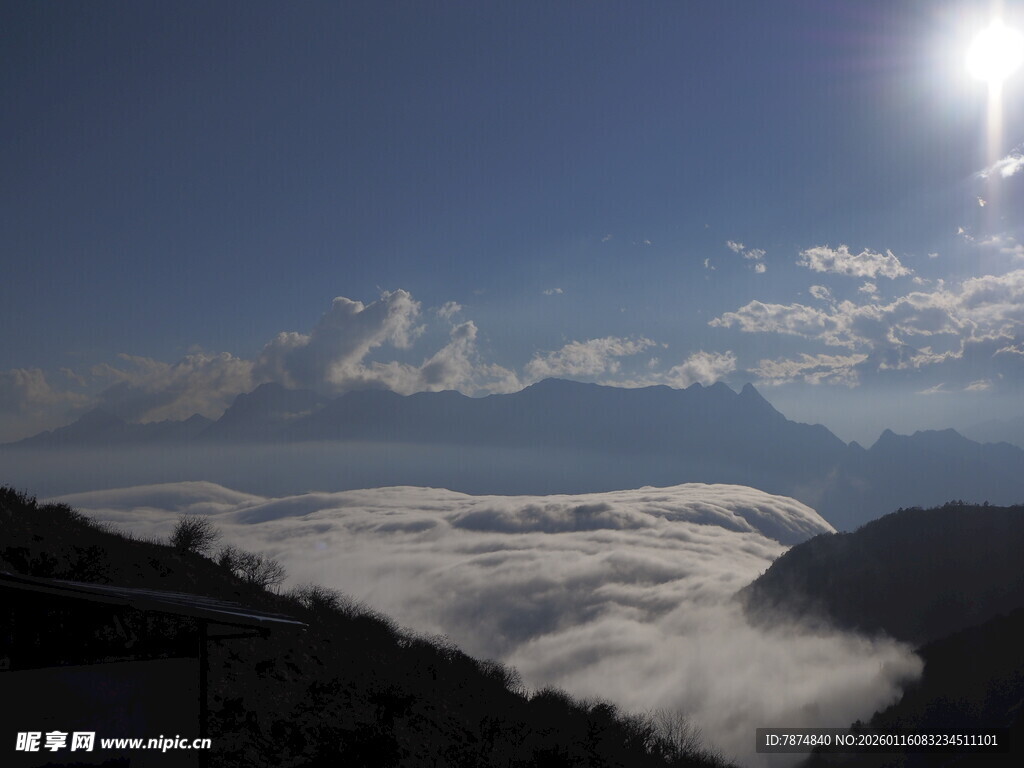 高山云海间的壮丽日光