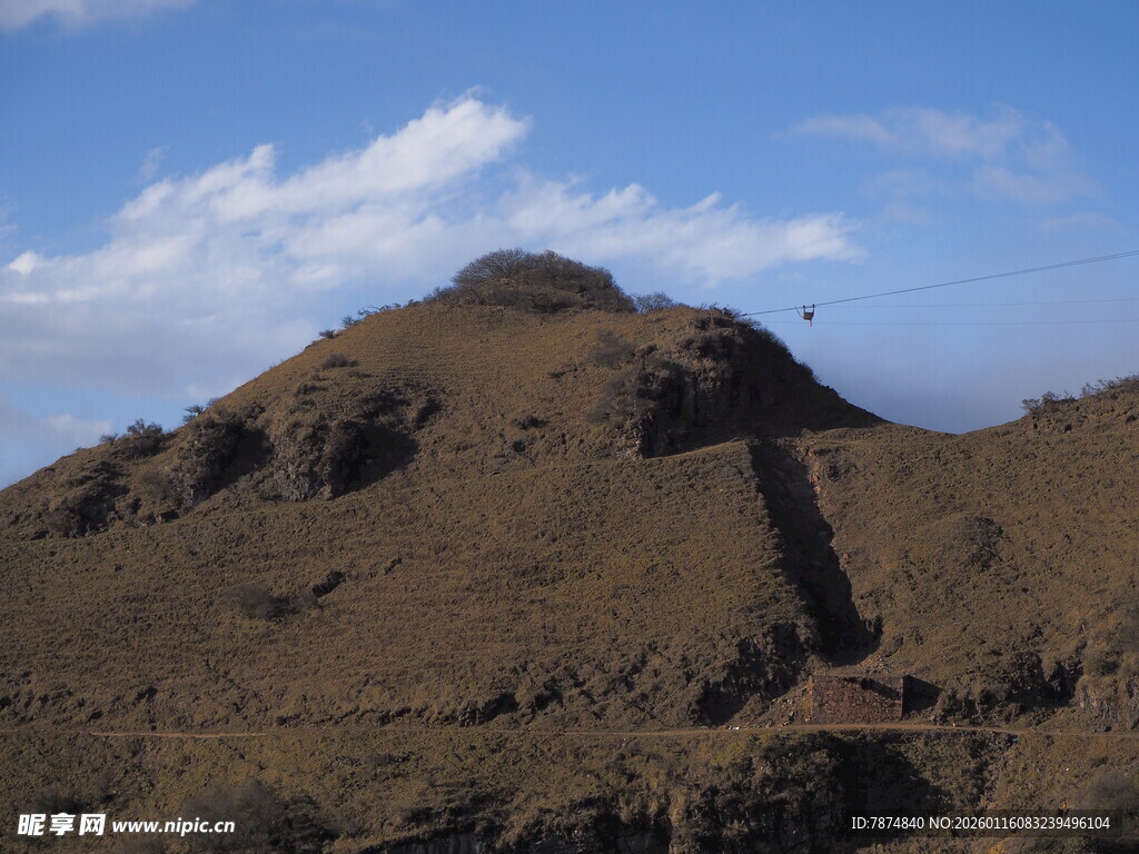 雄伟山丘上的古老遗迹