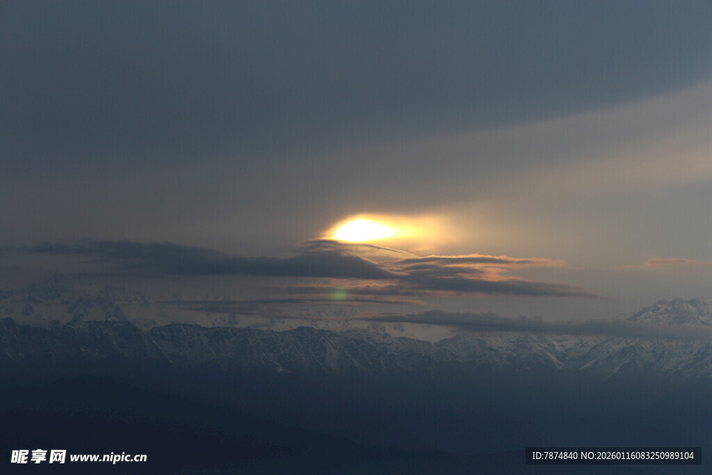 高空云海间的日出美景