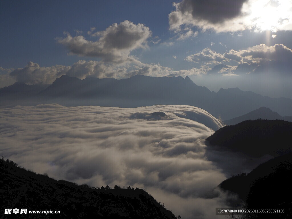 云海之上的壮丽日出景观