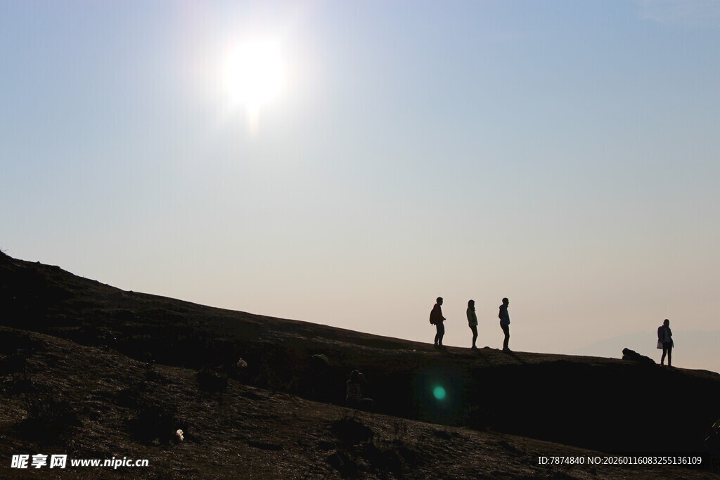 阳光下的山丘行人剪影