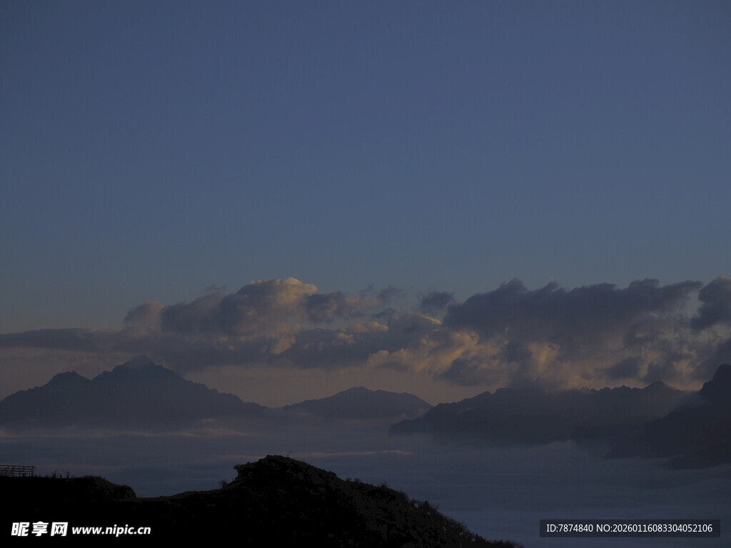 黄昏时分的山海云雾景观
