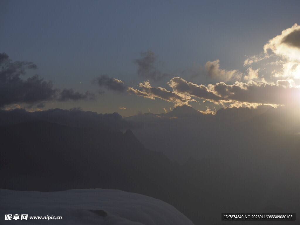 日出云海间壮丽景观