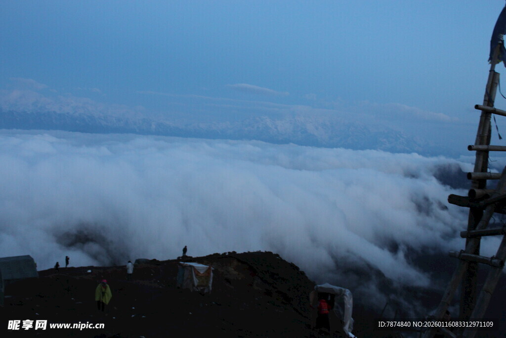 高空俯瞰云海壮丽景观