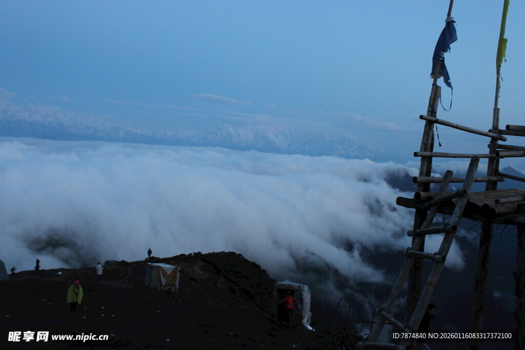 山顶云海中的建筑景观