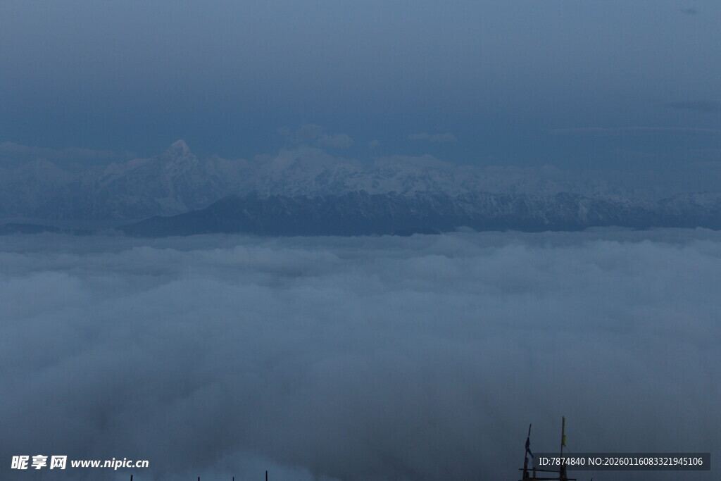 云海之上的壮丽景致