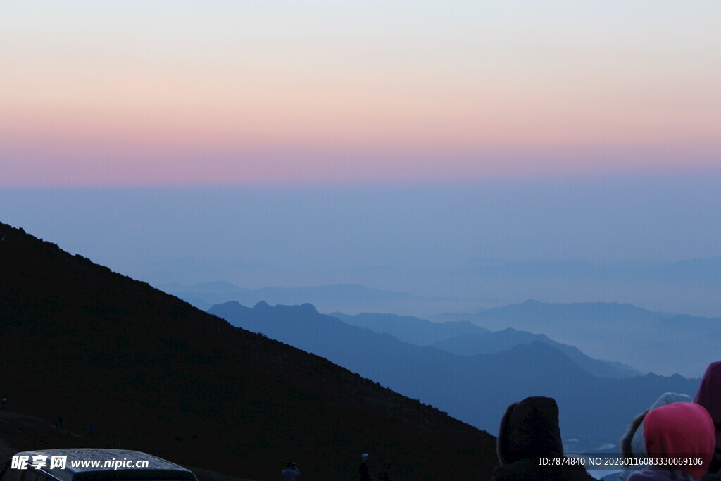 山顶暮色中的多彩景象