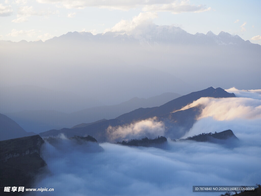 云海环绕的壮丽山峦