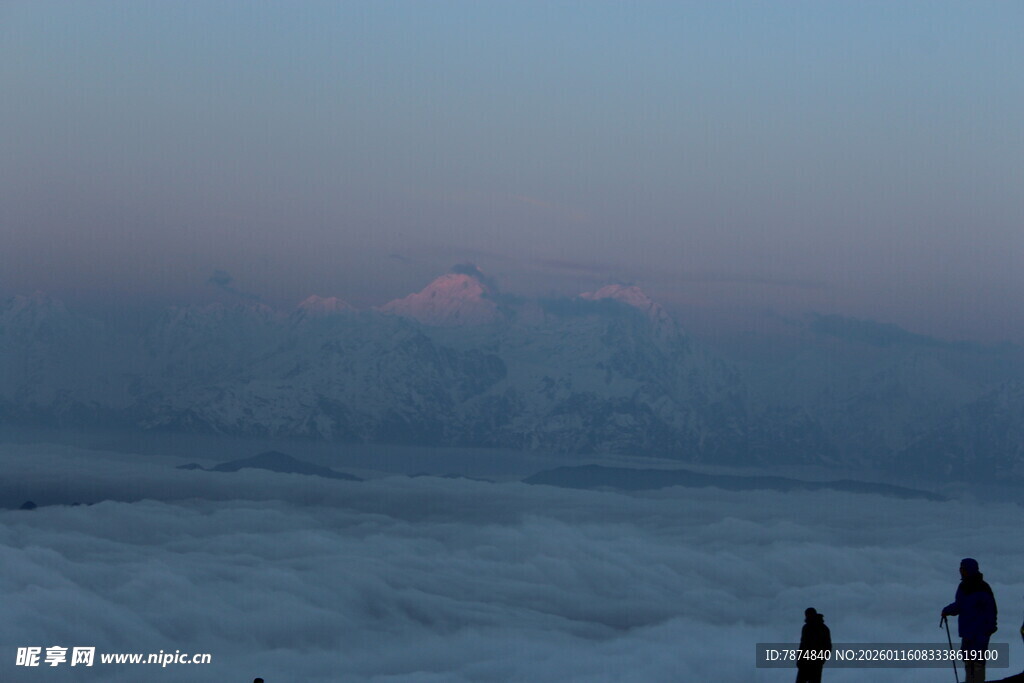 雪地观月的三人身影
