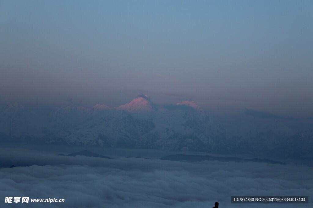 云海之上的朦胧山景