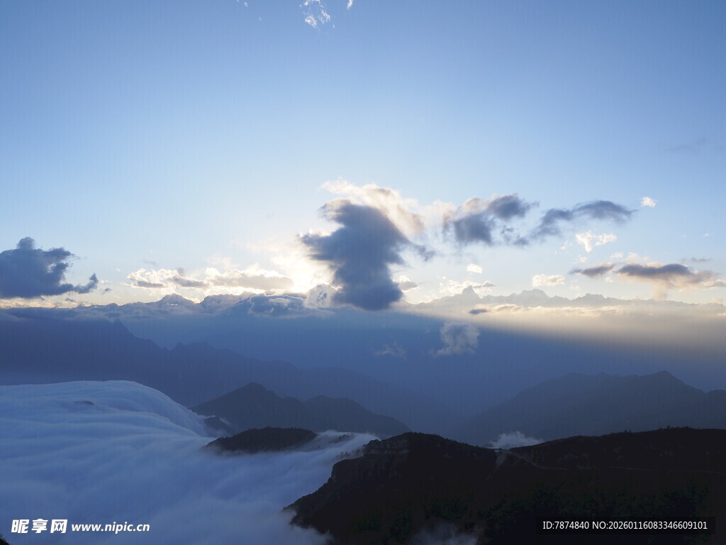 云海之上的壮丽天空景色