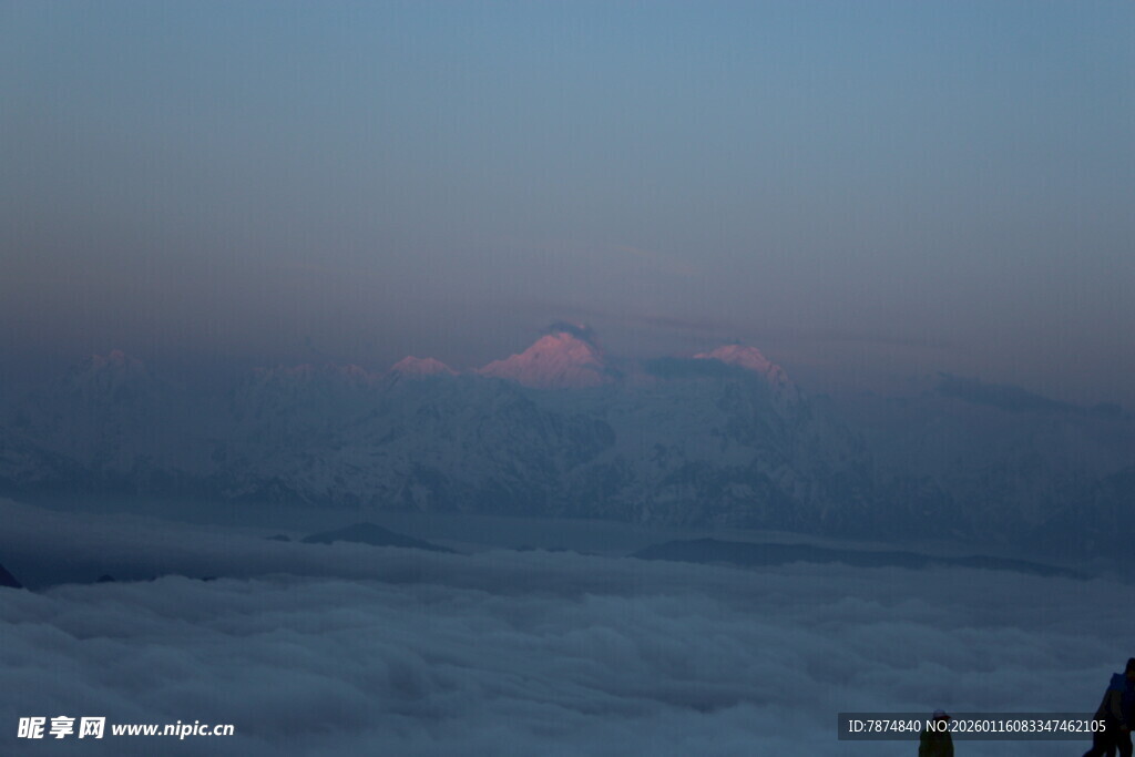 云海之上的壮丽山景