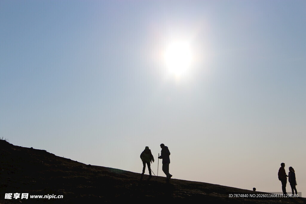 阳光下的人群剪影