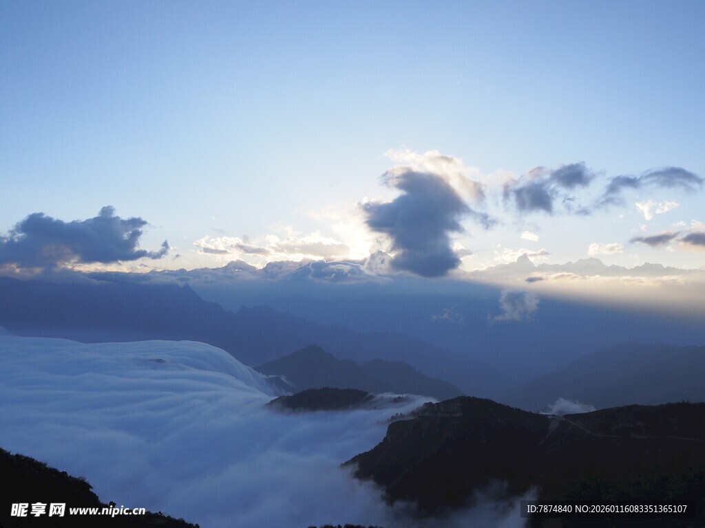 云海之上的壮丽天空景观