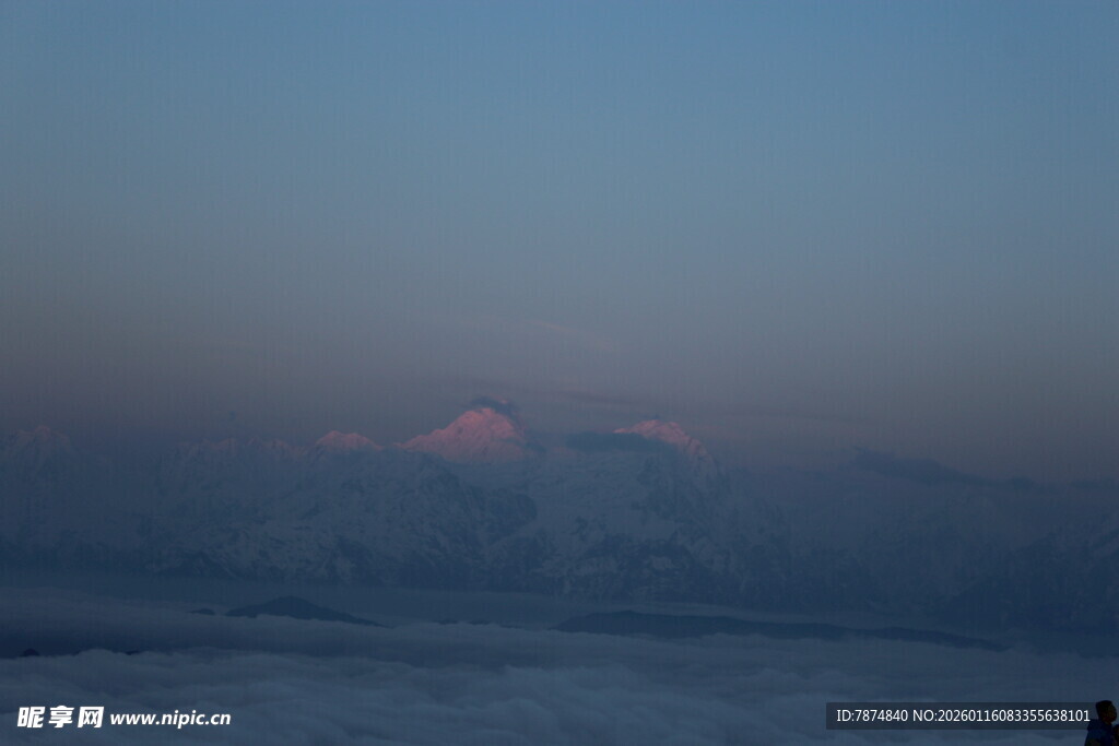 黄昏下的雪地与远方霞光