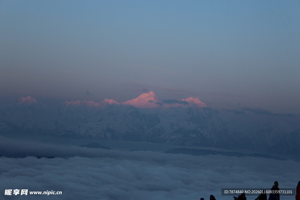 云海之上的壮丽山景