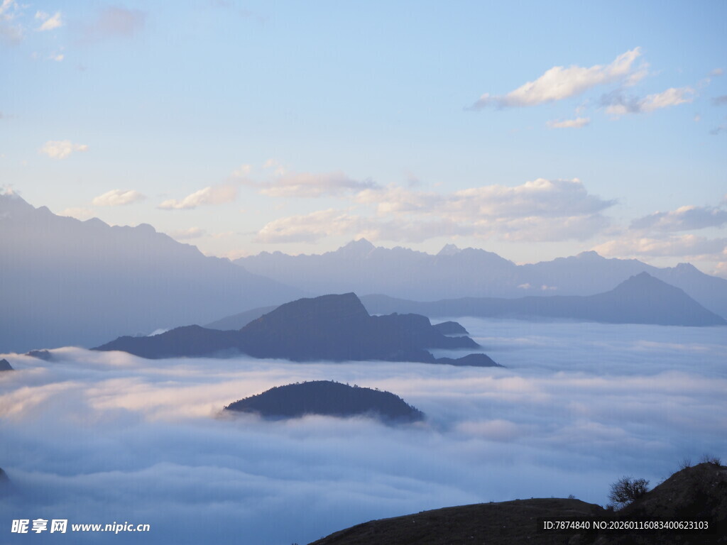 云海中的山峦美景