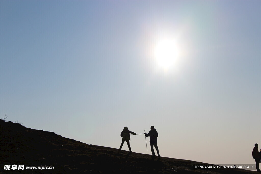登山者在阳光下的身影