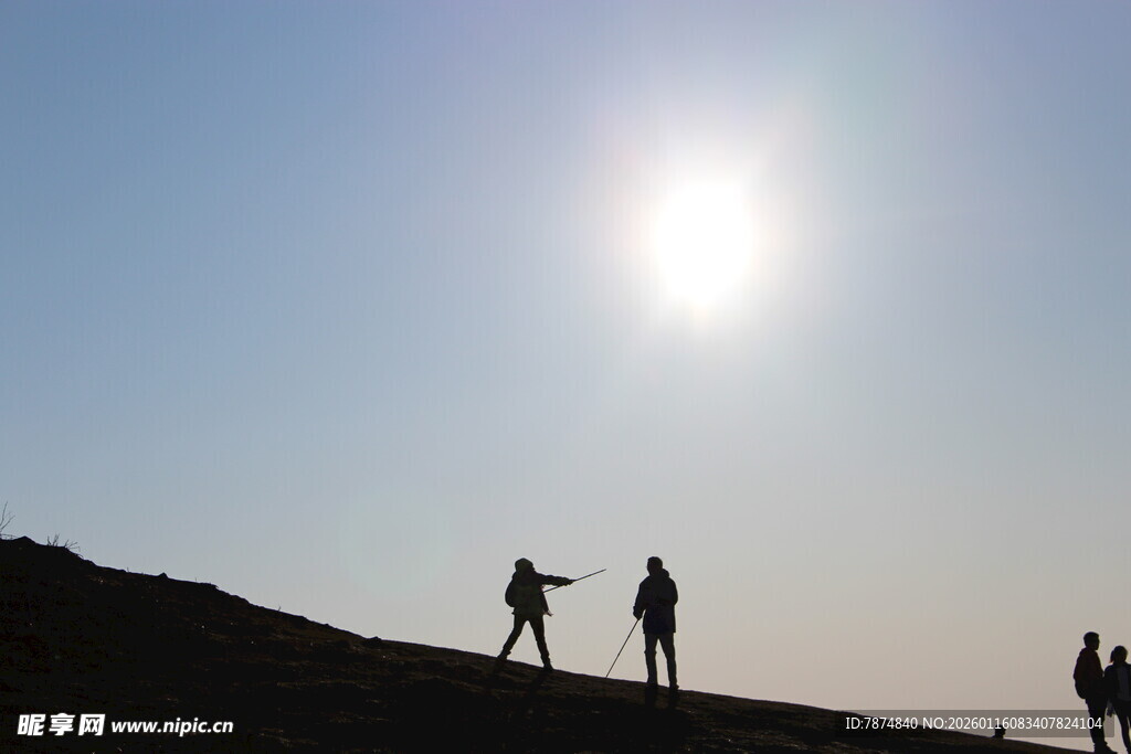 阳光下的登山者剪影