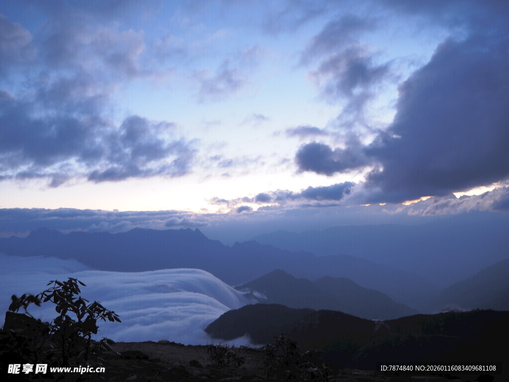山间云海日出壮丽景观