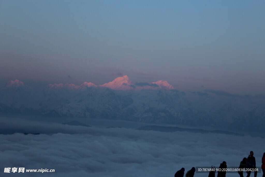 云海之上的壮丽山景