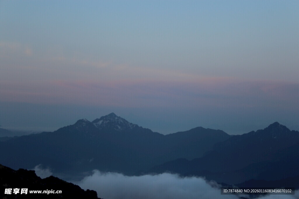山间云海伴暮色